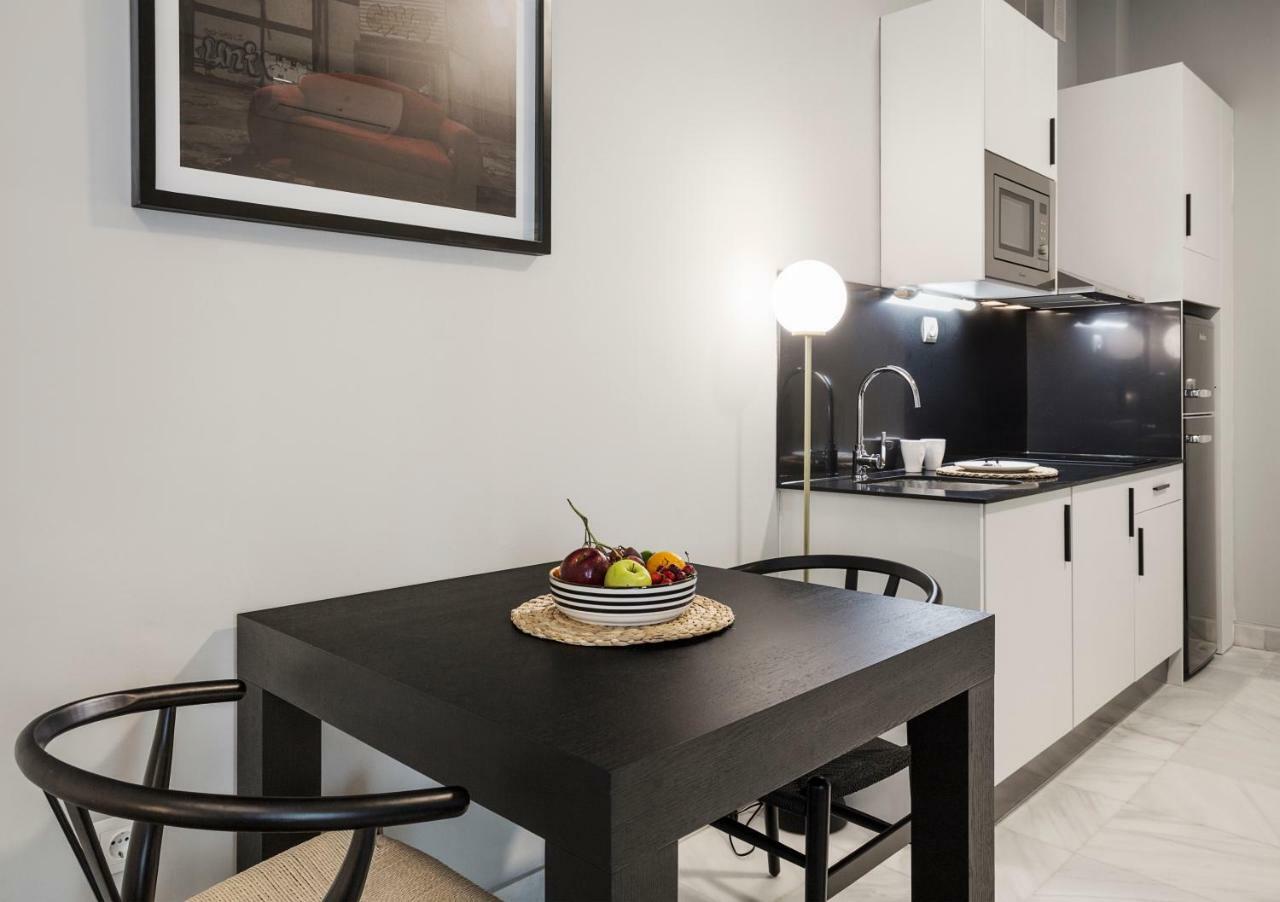 Apartamentos One Shot Conde De Torrejon Seville Exterior photo